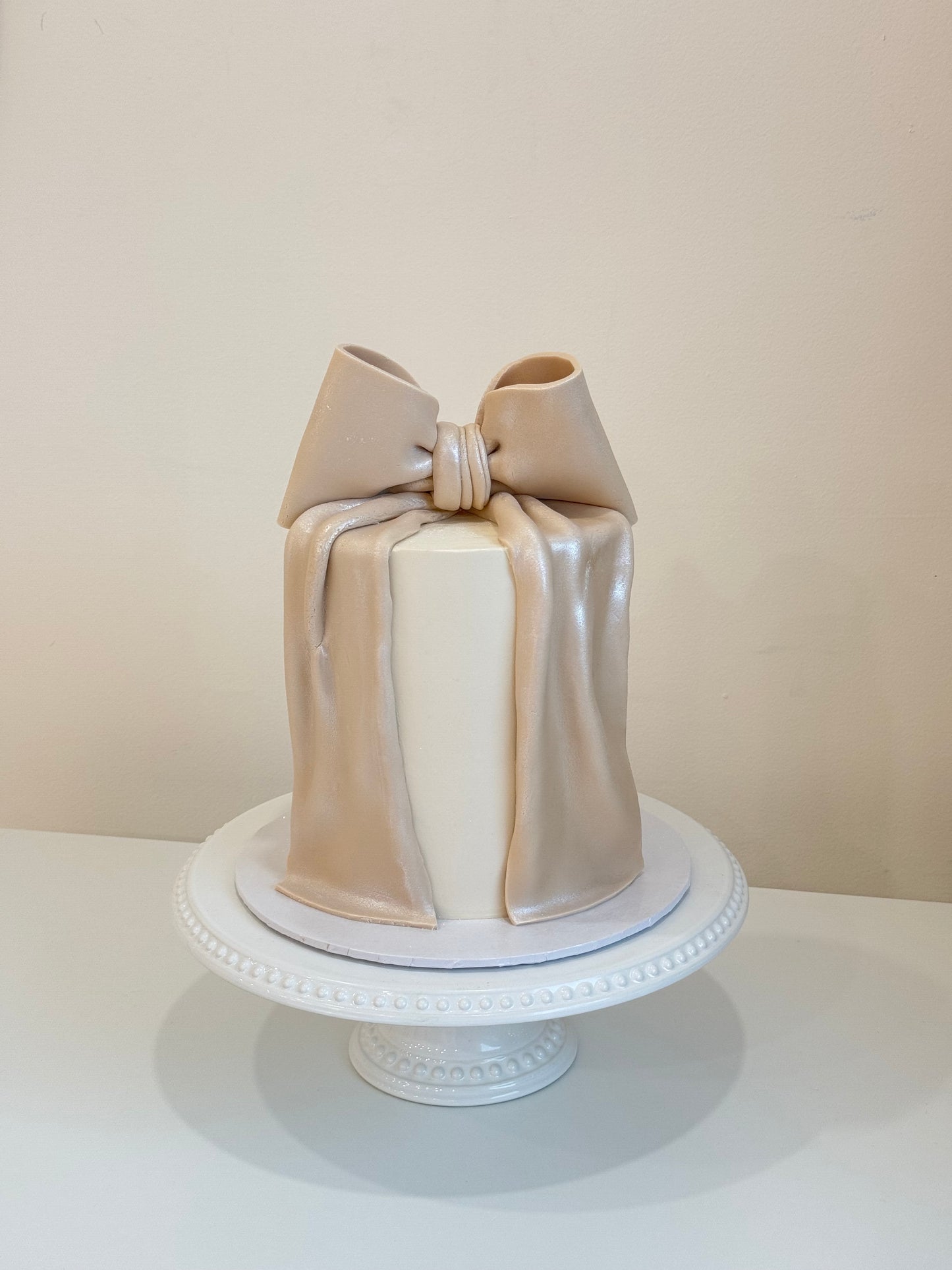 XL Bow cake